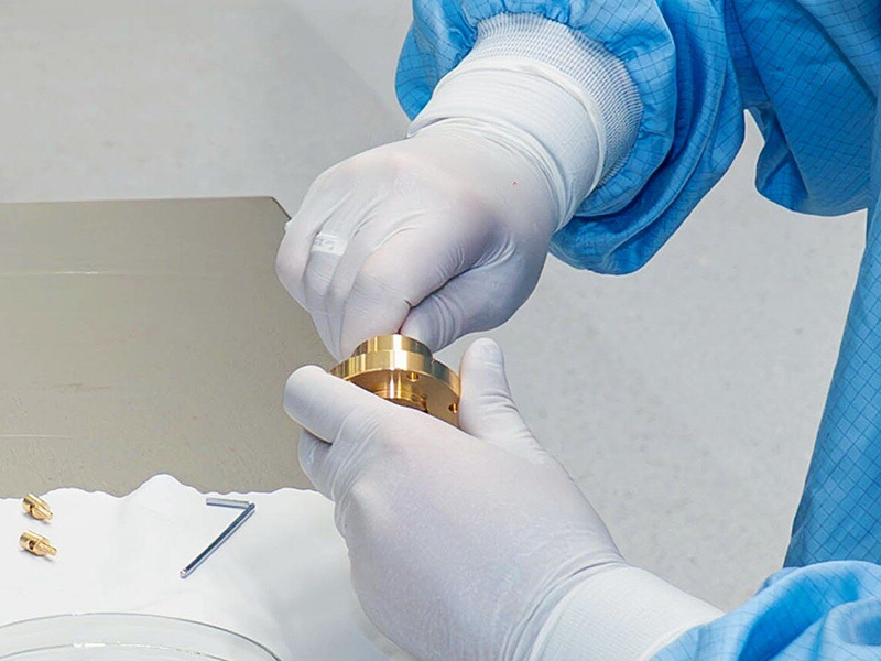 Precision assembly of a component in the cleanroom