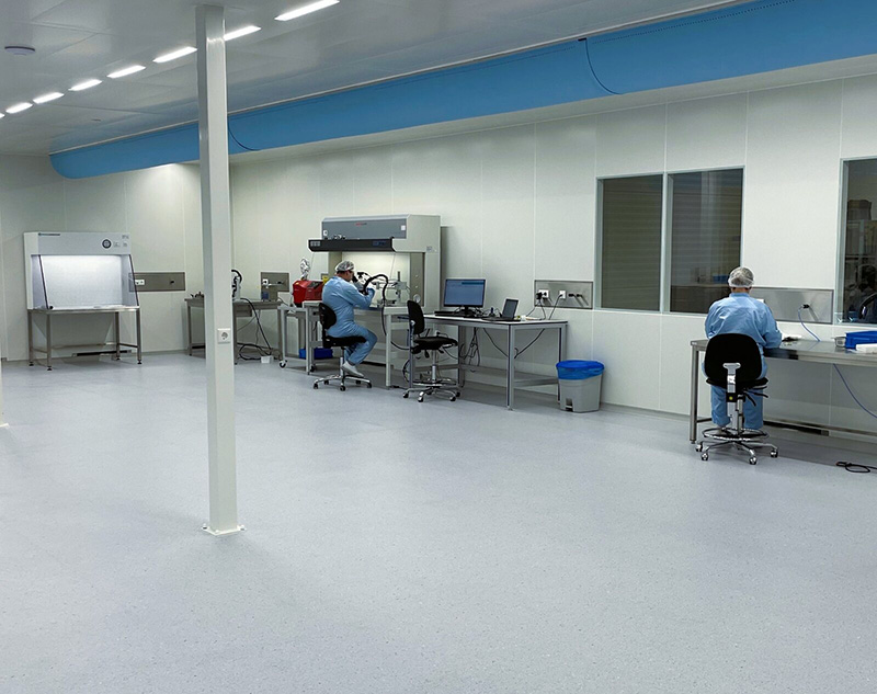 Reinraum für die Montage kritischer Hightech-Komponenten bei Kusters Goumans