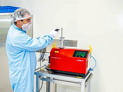 Helium leak testing of a high-vacuum component